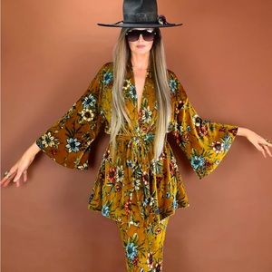 Girl on a Vine magic carpet ride velvet floral kimono - OS